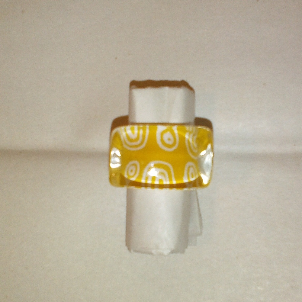 Fun Bright Summer Yellow Designs Lucite Plastic Acrylic Sz 7.5 Ring